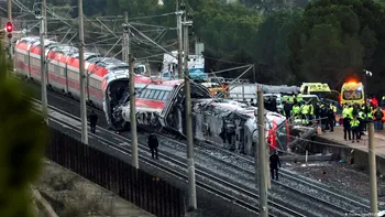 Unul dintre cei doi români răniţi în urma accidentului feroviar din Spania, salvat de sfatul bunicului său, fost mecanic CFR. 