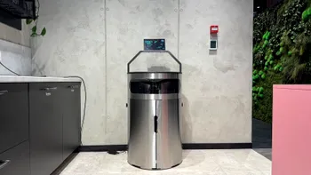 Patru coșuri într-unul singur: coșul de gunoi cu AI care sortează automat deșeurile