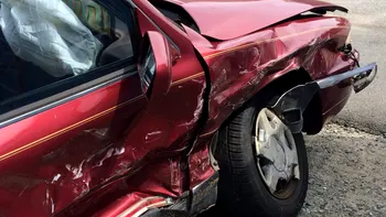 Accident în parcarea unui supermarket în 2026: reguli, vină și ce faci cu polița