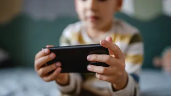 Copiii care „dau swipe” pe cărți: semnalul de alarmă din școli