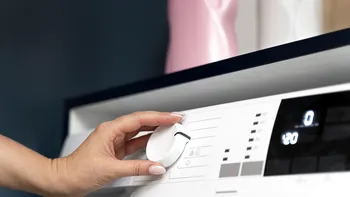 Butonul de pe maşina de spălat care aproape îţi usucă rufele. Nu mai ai nevoie de uscător şi economiseşti energie electrică