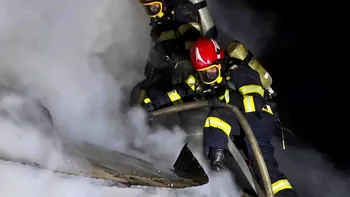 Explozie într-un apartament din Zalău. Incendiul a cuprins locuința de la etajul al doilea, a fost activat Planul Roșu