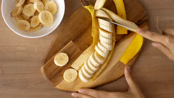 Cum se numesc ”firele” de pe banană: specialiştii spun că trebuie consumate