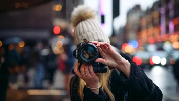 Cum faci să eviți tremurul de imagine în fotografii: IBIS vs. OIS, 1/f și declanșare silențioasă