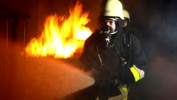 Incendiu într-un fost hotel din Râmnicu Vâlcea, transformat în locuințe de serviciu. Peste 30 de persoane au fost evacuate din clădire