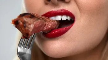 Un studiu arată că persoanele care consumă carne au șanse mai mari să ajungă la 100 de ani. Care este, de fapt, capcana