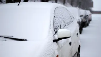Bucureştenii, nemulţumiţi de şoferii care şi-au lăsat maşinile necurăţate pe locurile de parcare. Imaginea de la care a plecat totul: 