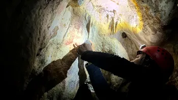 O palmă dintr-o peșteră indoneziană ar putea fi cea mai veche artă rupestră cunoscută