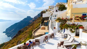 Salarii în hotelurile de 5 stele din Grecia: ce posturi sunt disponibile și pentru români