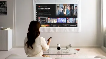 Samsung lansează proiectorul portabil Freestyle+, înainte de CES 2026. Cu ce se remarcă noul gadget al gigantului sud-coreean