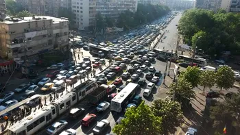 Depășirea coloanei în 2026: când e legală și când intră la conducere agresivă