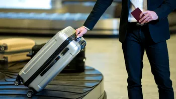 De ce se recomandă să-ți zgârii valiza înainte de zbor. Explicația unui expert în securitate