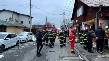 Explozie la o locuință, în București. Două persoane au fost rănite, elemente din construcție au fost aruncate în stradă