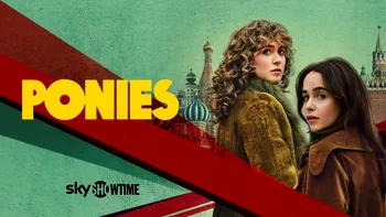 INTERVIU cu Emilia Clarke și Haley Lu Richardson, din serialul „PONIES”: ce le-a atras pe actrițe la un thriller plasat în Moscova anului 1977. „Visam în rusă”