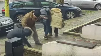 Momentul în care doi pensionari sunt tâlhăriți în plină stradă. Cine sunt hoții, au fugit imediat cu banii abia împrumutați de vârstnici VIDEO