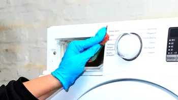 Piesa din mașina de spălat pe care trebuie să o cureți lunar. Așa scapi de mirosul neplăcut din haine și de depunerile de detergent și balsam