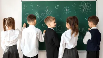 Elevii români înțeleg tot mai greu știința pe măsură ce cresc. De ce se întâmplă asta, potrivit unui studiu UNICEF