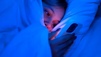 Adormi cu telefonul în mână? Sleep procrastination: dependența nocturnă care îți sabotează creierul. Soluții hi-tech din neuroștiință