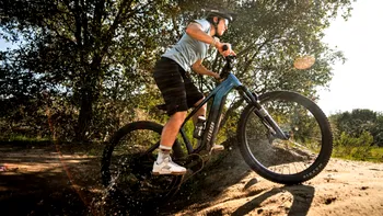 Bicicleta electrică făcută din start pentru ambiții off-road fără cusur. Aventon Ramblas are 150 de kilometri de autonomie și 100 Nm