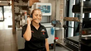 Burger King pune AI în căștile angajaților: unde se termină „eficiența” și unde începe supravegherea excesivă
