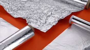 Motivul pentru care ar trebui să înveleşti clanţa uşii cu folie de aluminiu. Europenii fac asta de ani de zile deja