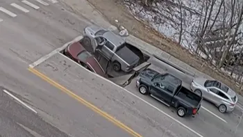O groapă uriașă s-a deschis într-o intersecție și a înghițit două mașini: de ce incidentul putea avea urmări mult mai grave VIDEO
