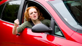 Filmarea cu telefonul în trafic în 2026: când primești amendă și ce înseamnă „în deplasare”