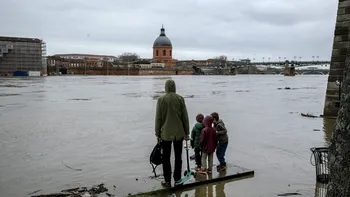 Atenționare MAE pentru românii care călătoresc în Franța. Cod roșu de inundații și vânt puternic, risc de avalanșe în Alpi