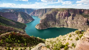 Râul care pare că urcă muntele: cum ar fi „picurat” scoarța Pământului ca să lege Green River de Colorado