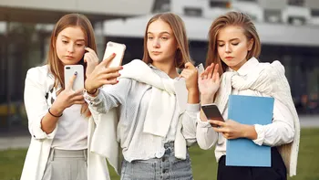 Telefoanele mobile ar putea fi interzise total în şcolile din România. Ţările în care elevii nu au voie cu astfel de dispozitive în unităţile de învăţământ