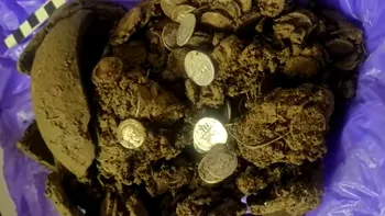 Tezaur roman descoperit în Prahova: un vas plin cu monede, găsit la 40 cm adâncime în pădure