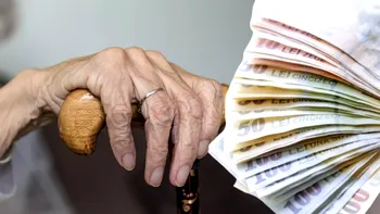 Ajutoarele pentru pensionari vor întârzia în aprilie. Când ar putea primi bătrânii banii de la stat
