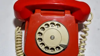 Cât valorează în 2026 telefoanele de pe vremea comunismului: cele roşii sunt preferate de colecţionari