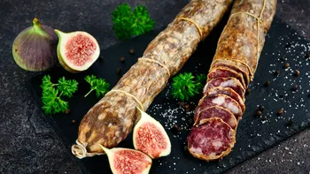 Ce este stratul alb de pe salam. Trebuie îndepărtat înainte de consum? Explicația unui nutriționist