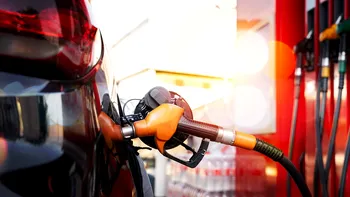Cum ar funcţiona mecanismul flexibil de reducere a accizei. Preţul carburanţilor ar scădea la 9 lei litrul