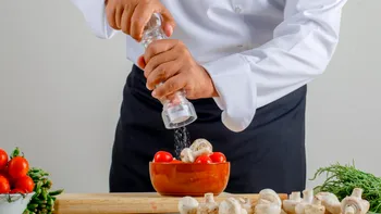 Cum salvezi mâncarea dacă ai pus prea multă sare: trucul restaurantelor de succes