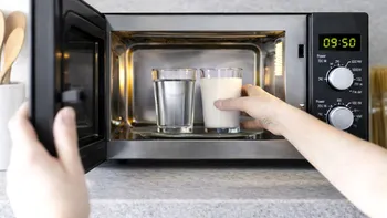 Puțini știu ce risc ascunde încălzirea apei sau a laptelui la microunde
