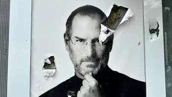 Steve Jobs „bântuie” chiar și astăzi ședințele Apple: metodele lui, adesea considerate prea dure, încă folosite în companie de urmașii săi