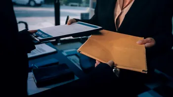 Noi reguli fiscale: autoritățile locale vor avea acces la informațiile notarilor despre case, terenuri și mașini vândute de persoanele fizice