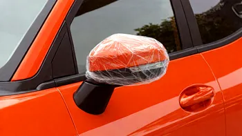 De ce pun tot mai mulți șoferi pungi de plastic pe oglinzile mașinii. Explicația este mai logică decât pare