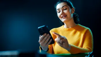 Românii nu se pot abţine de la cumpărături, arată un studiu recent. Ce îi face să revină în magazine