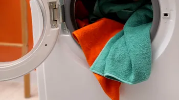 Temperatura la care se spală hainele colorate. Aşa vor fi ca noi mai mult timp