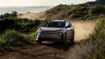 Mașina electrică bună de țară și drumuri românești vine de la Toyota și este un SUV complet nou