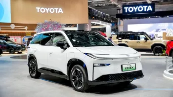 Cum a reușit Toyota să facă o mașină electrică atractivă la doar 15.000 de dolari și de ce nu o poți cumpăra în Europa