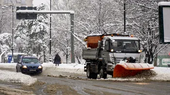 Zăpada neagră din Bucureşti arată cât de poluat este oraşul. Locuitorii Capitalei, îngrijoraţi: 