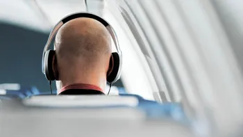 United Airlines schimbă regulile la bord: pasagerii care nu folosesc căști ar putea fi dați jos din avion. Care sunt implicațiile