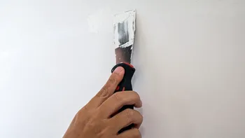 Cum să repari uşor crăpăturile din pereţi cu două ingrediente pe care le ai deja acasă. Nu mai ai nevoie de tencuială