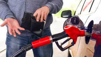 Modalități prin care șoferii pot reduce consumul de benzină și motorină. Un mecanic spune cum economisești la pompă