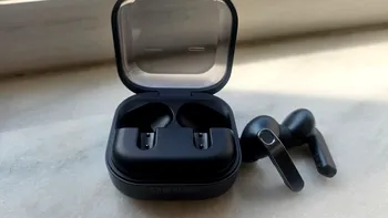 REVIEW Galaxy Buds4 Pro: căștile Samsung care pun accent pe sunet premium, apeluri clare și confort zilnic. Cum au ajuns, surprinzător de repede, partenerul meu de zi cu zi