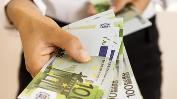Grecia mărește salariul minim de la 1 aprilie. Cât vor câștiga angajații în 2026